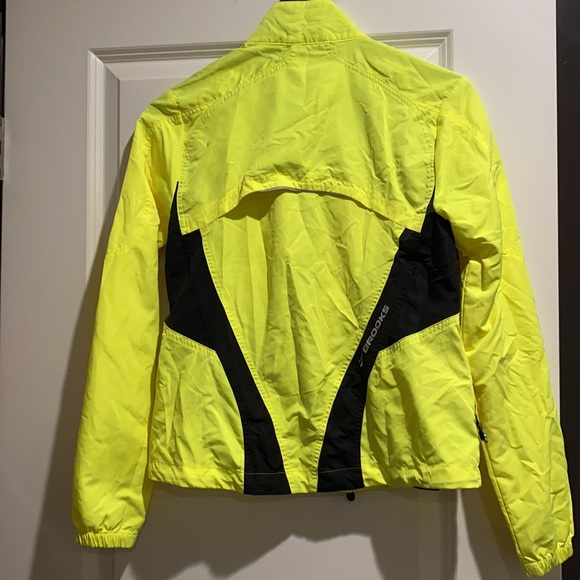 Brooks bright yellow Running wind/rain jacket xs - Picture 5 of 5